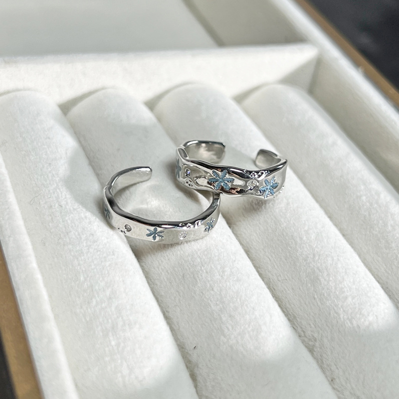 A niche design of blue snowflake personalized drip glaze couple rings on Instagram, with a cold style, simple and versatile fashion ring trend full figure
