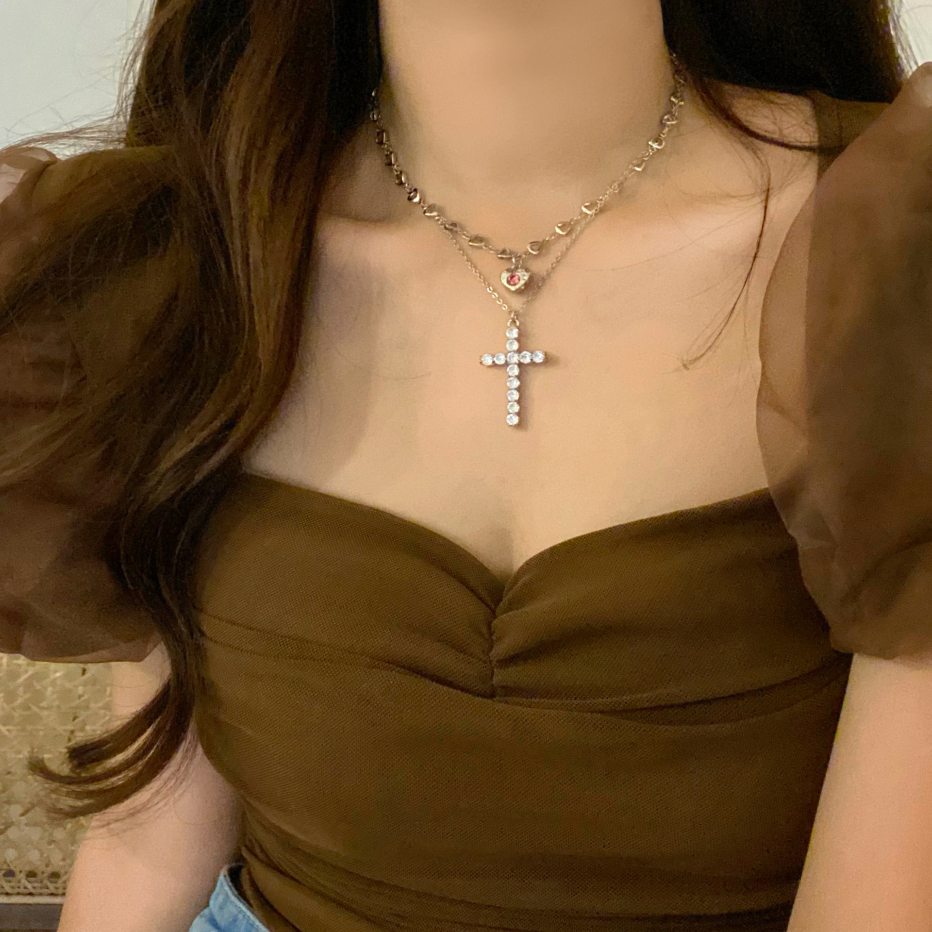 Sweet and cool style heart-shaped cross necklace for women's summer 2023 new light luxury and niche design layered collarbone chain necklace full figure
