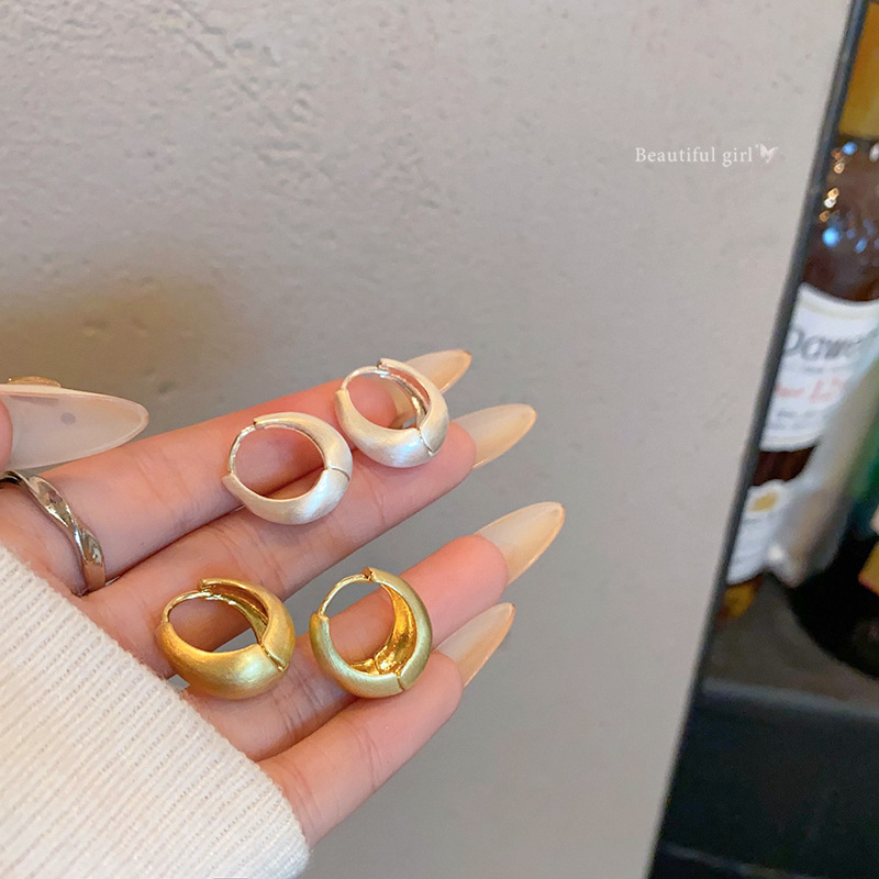 European and American high-end metal brushed ring earrings, feminine cold style, versatile ear buckles, individual and simple, internet-famous earrings full figure
