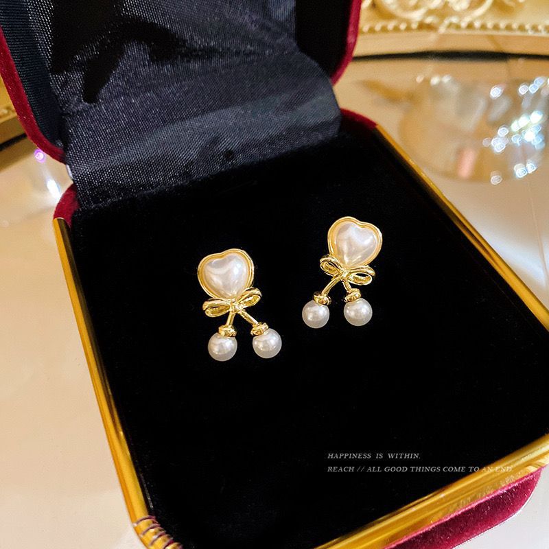 Autumn and winter bow heart-shaped cat's eye stone earrings for women, 2025 new trendy and fashionable earrings, high-end and light luxury stud earrings Application Scenario