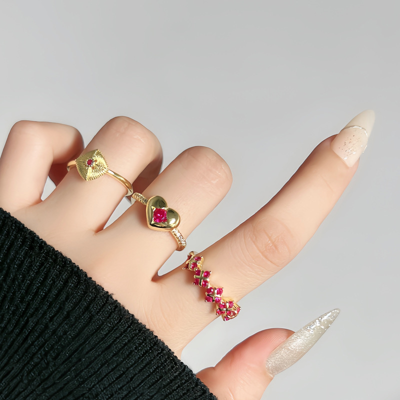 A niche, sweet and light luxury flower-shaped rose red zircon open ring, a noble and elegant female heart geometric brushed index finger ring full figure