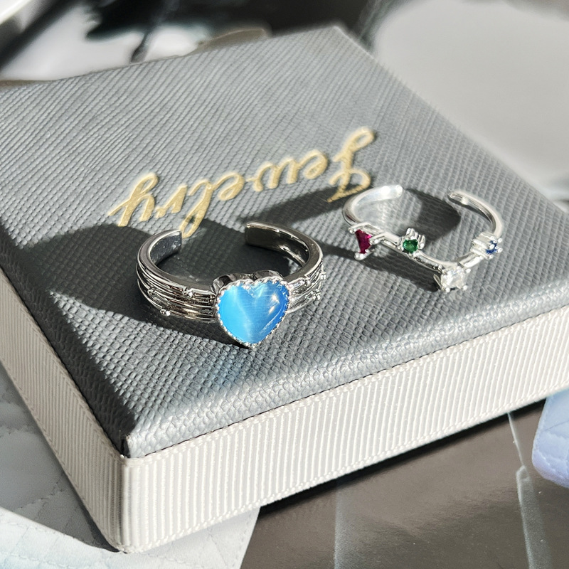 A new, fashionable and niche design open ring made of colored zircon, featuring a sea blue heart and a sweet, cool, and versatile style Specification drawing