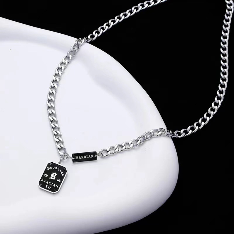 A titanium steel non-fading necklace with a high-end design sense for women, a niche pendant for men, a trendy sweater chain for Instagram hip-hop full figure