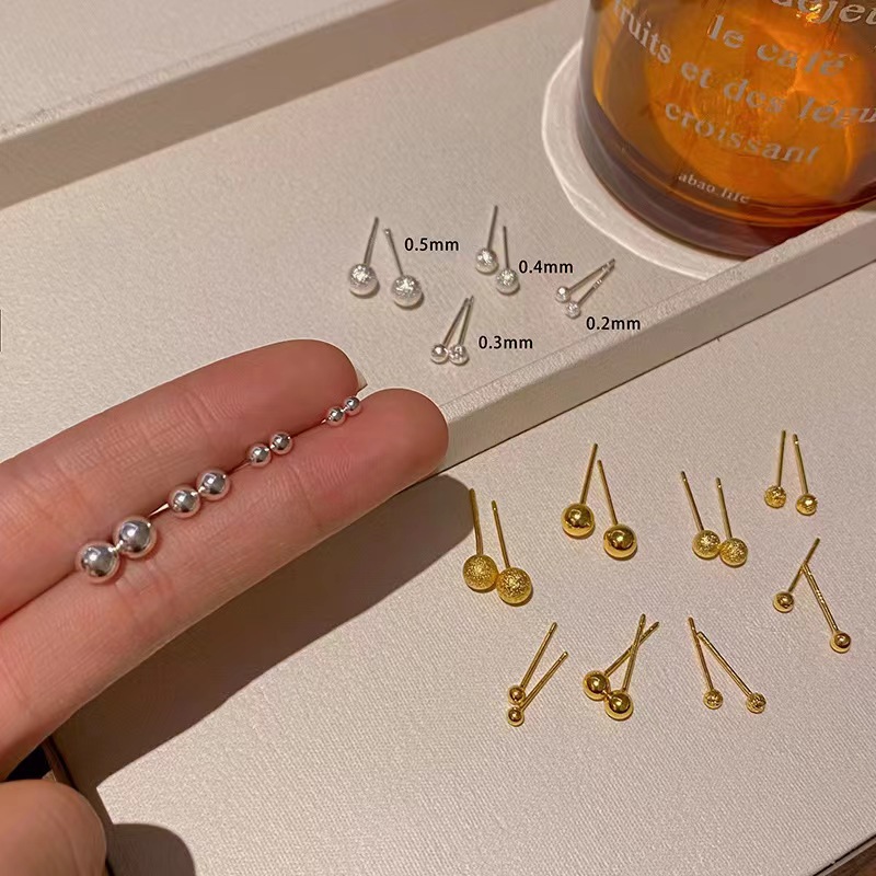 Niche design: Small round ball smooth matte ear studs, ear sticks, women's ear piercings, golden bean earrings, simple and elegant earrings full figure
