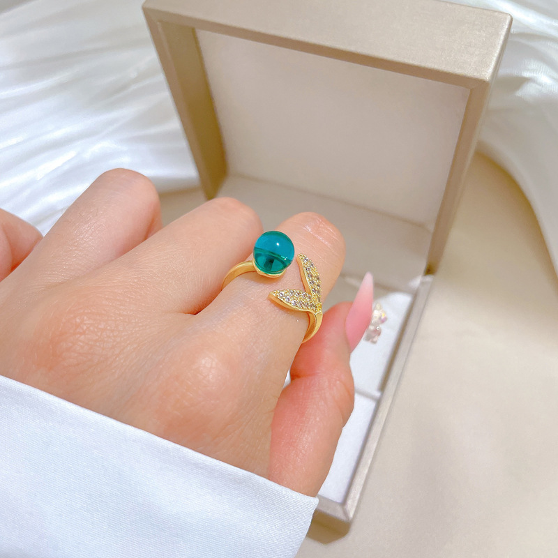 【 Real Gold 】 Korean version super shiny emerald crystal fishtail ring with adjustable opening, simple Japanese-style wrist ring Specification drawing