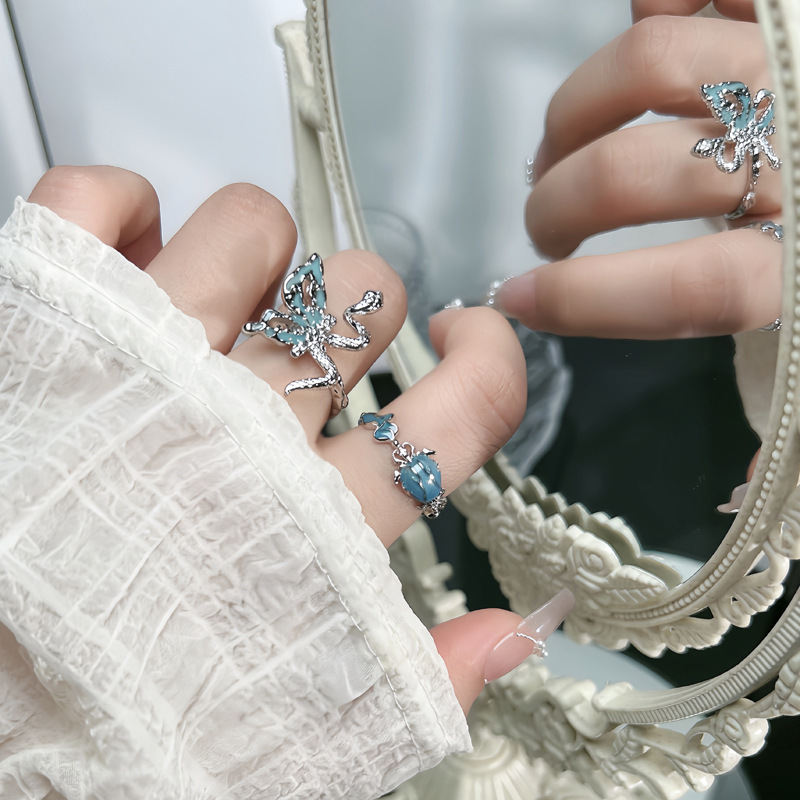 An InS-style unique butterfly snake-shaped fashionable open ring with a niche design sense for women, a trendy punk spider ring full figure