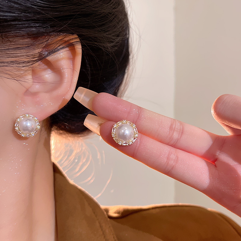 Light luxury and simple pearl earrings with round zircon stud earrings are versatile for women, exuding a sense of elegance and sophistication. They are trendy and popular earrings details Picture