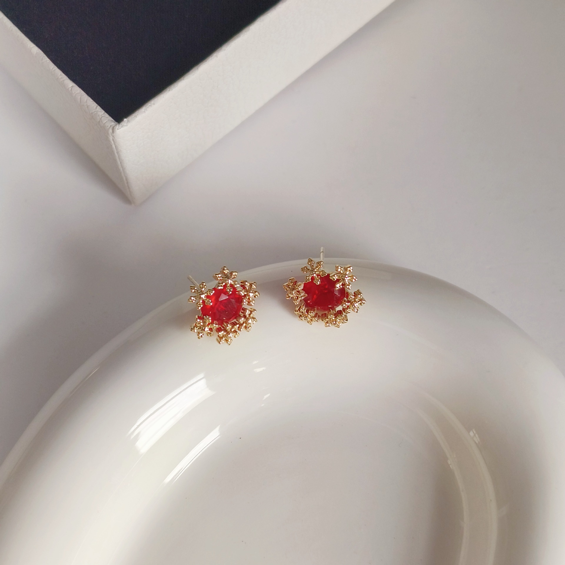 Japanese and Korean versatile, exquisite snowflake ruby stud earrings for women, a niche, fashionable, light luxury, high-end, sweet, cute and elegant ear accessory Specification drawing