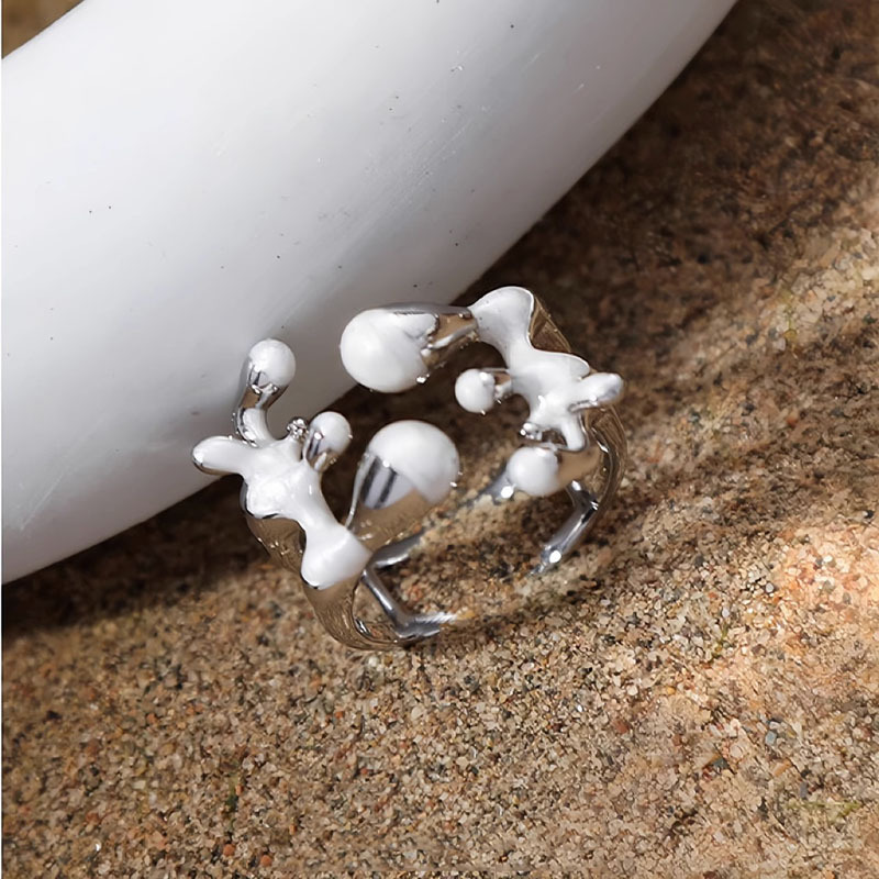 Irregular liquid melting oil drip open ring, a niche design for women, with a high-end and cold style, fashionable and individual ring Application Scenario