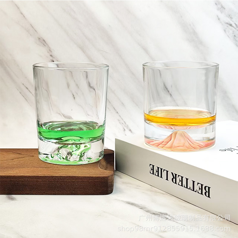 Pink mountain-viewing glass, a niche design glass cup, simple mountain cocktail glass, snow mountain glass, whisky glass details Picture
