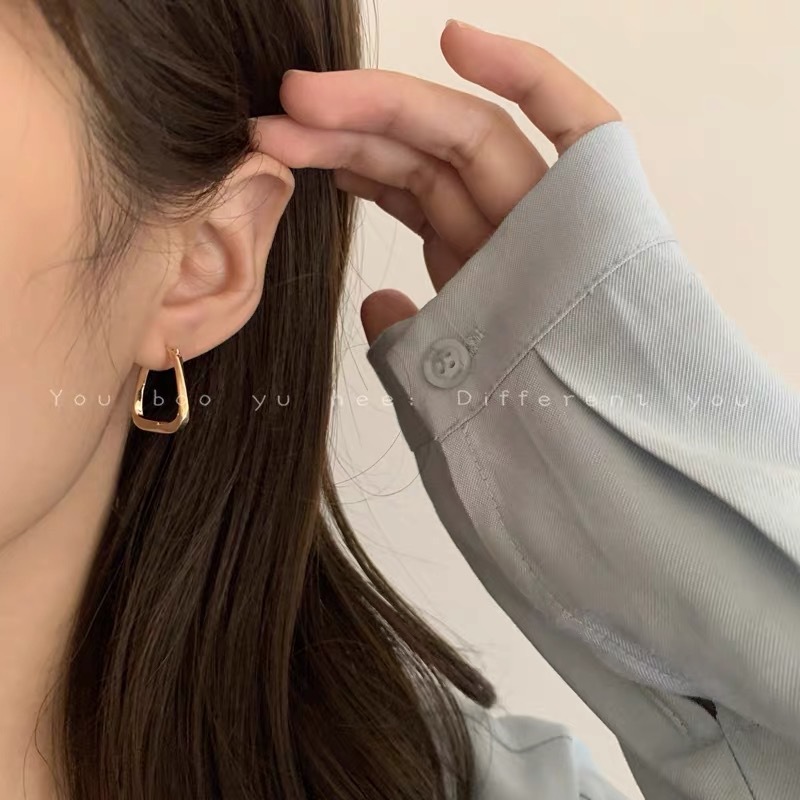 Elliptical trapezoidal geometric irregular earrings for women, simple and individual earrings, niche design sense, high-end light luxury stud earrings details Picture