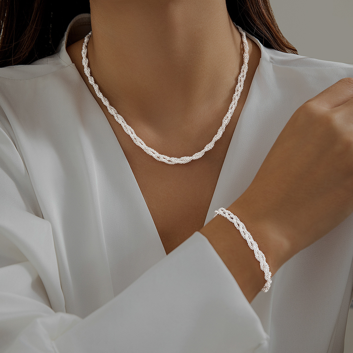 A multi-layered neck necklace with a cold and simple winding chain from Europe and America, featuring a sparkling bare chain full figure