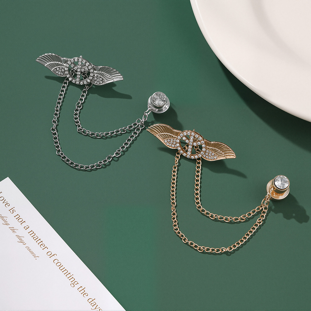 French retro British style brooch, high-end and light luxury diamond-encrusted wing chain suit pin, fashionable and exquisite brooch full figure