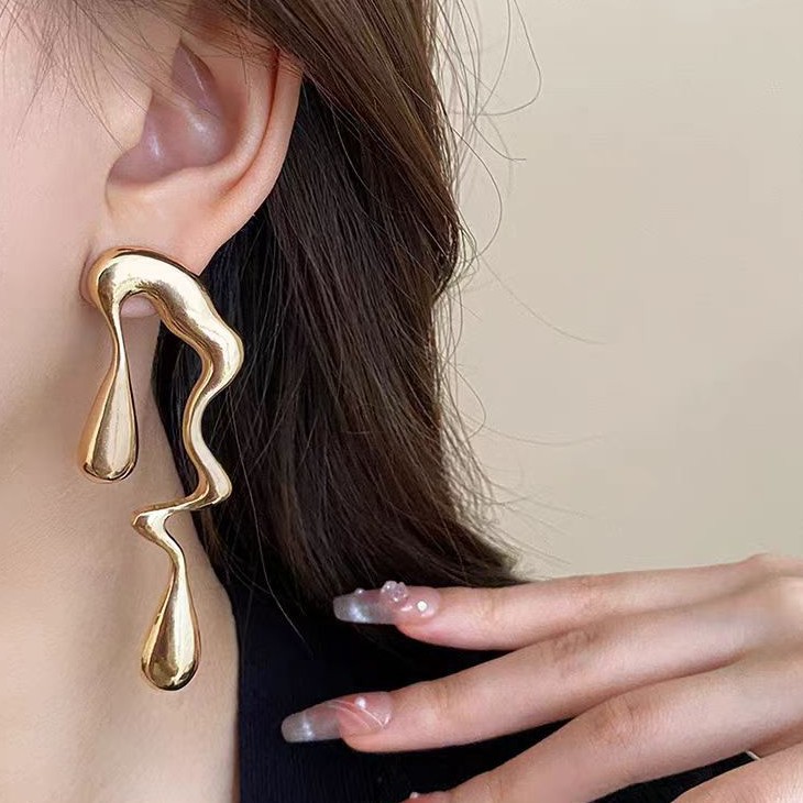 Retro metal irregular teardrop stud earrings 2025 new bestseller design sense earrings, exaggerated and unique European and American earrings Application Scenario