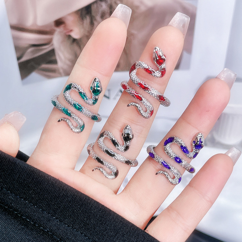 This simple and fashionable textured snake-shaped drip glaze open ring is versatile for women, with a unique and elegant design sense. It is a light luxury ring full figure
