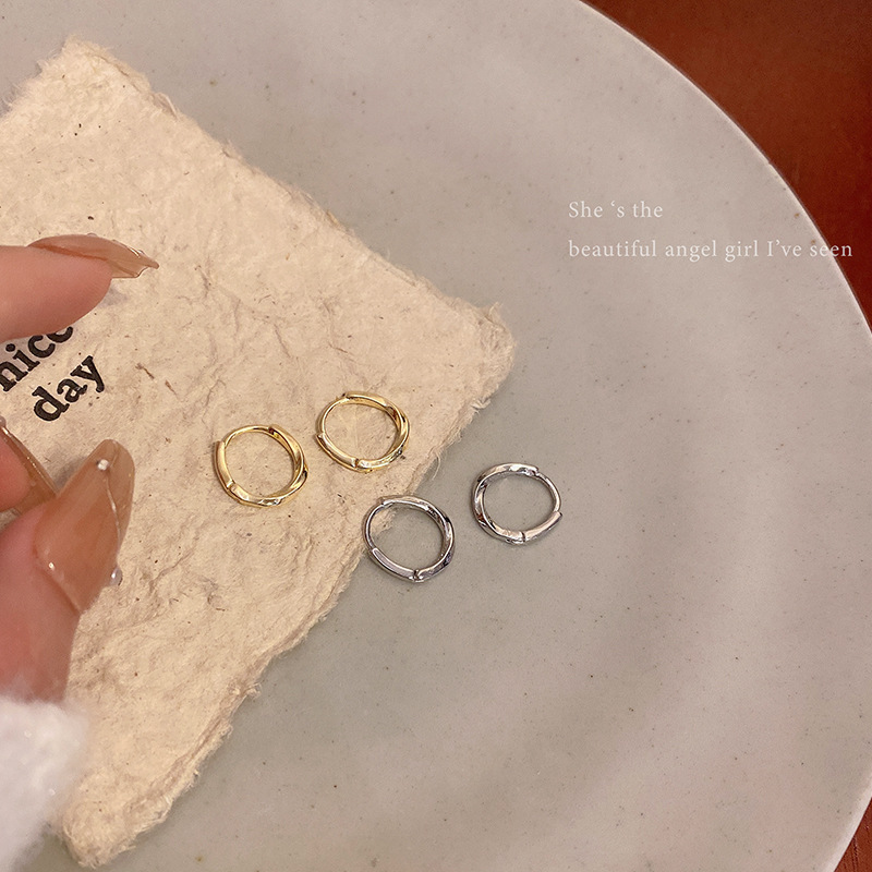 Wholesale of new Korean minimalist plain ear loops, women's light luxury, niche, and trendy twisted earrings and stud earrings Specification drawing
