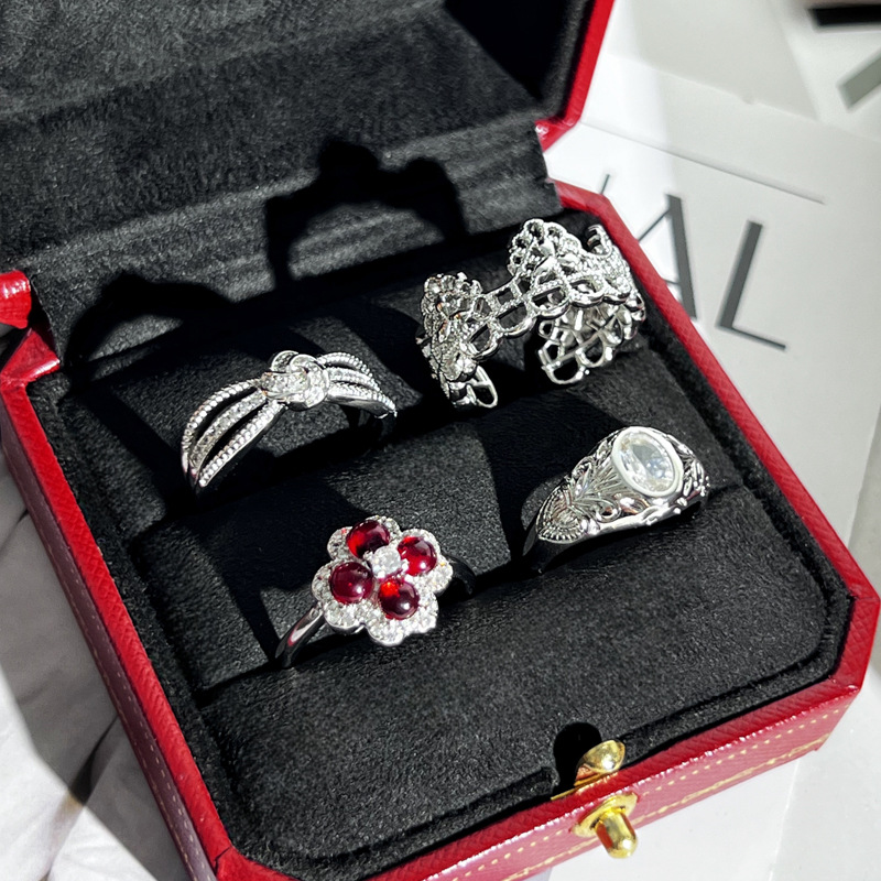 Retro carved, niche design, red diamond four-leaf clover open ring, women's lace, hollowed-out lines, antique style ring Application Scenario