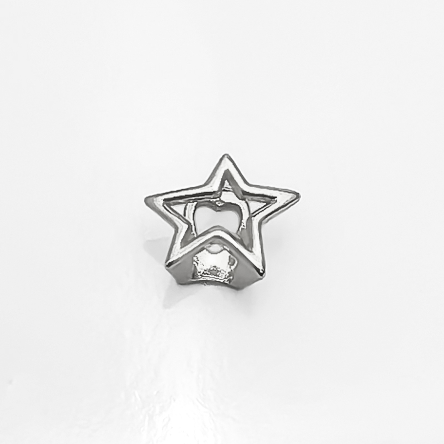 hiphopgrill, a cross-border niche design with a hollowed-out five-pointed star dental crown from Europe and America, is a hip-hop and simple star-shaped dental accessory Item Picture