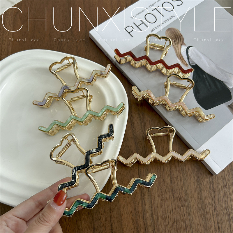 Wavy hair clip for women, large updo hair clip at the back of the head, shark clip hair clip, high-end hair clip headwear Application Scenario