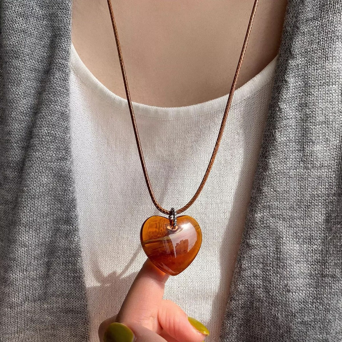 Autumn and winter Maillard coffee-colored heart-shaped necklace for women, hand-woven, simple, fashionable and versatile, elegant sweater chain Application Scenario
