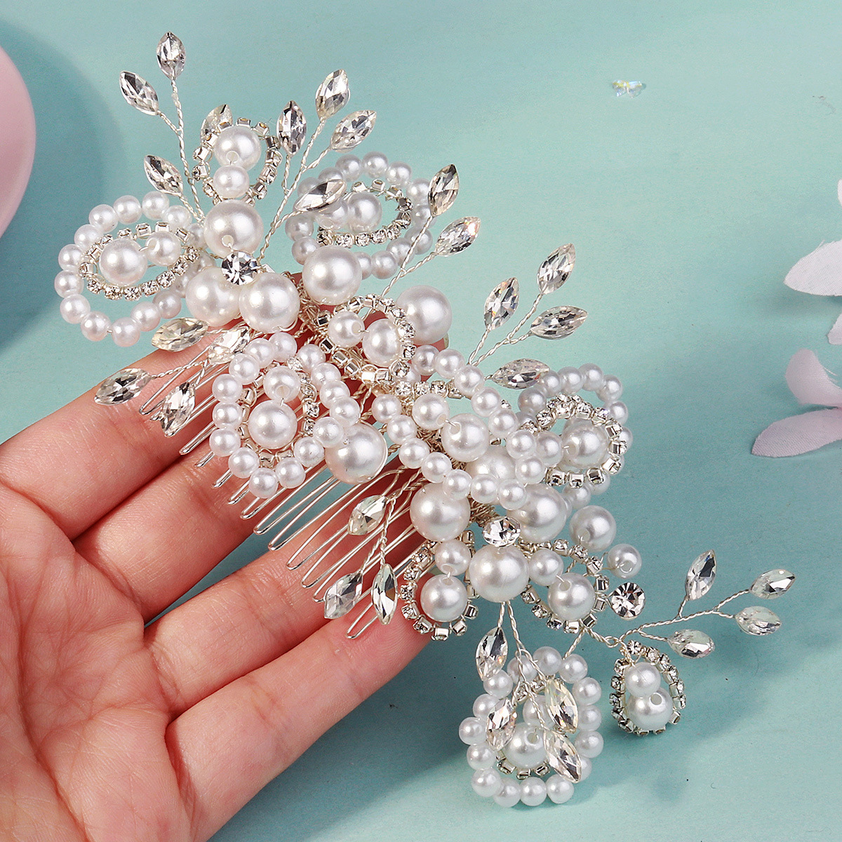 European and American bride's updo and braided hair, pure handcrafted pearl and rhinestone inlaid hair comb, fashionable wedding dress and headwear Application Scenario