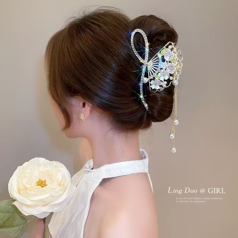 The new large-sized high-end diamond-encrusted fan-shaped pearl tassel gripper exudes an elegant charm. It is a shark clip for the back of the head full figure