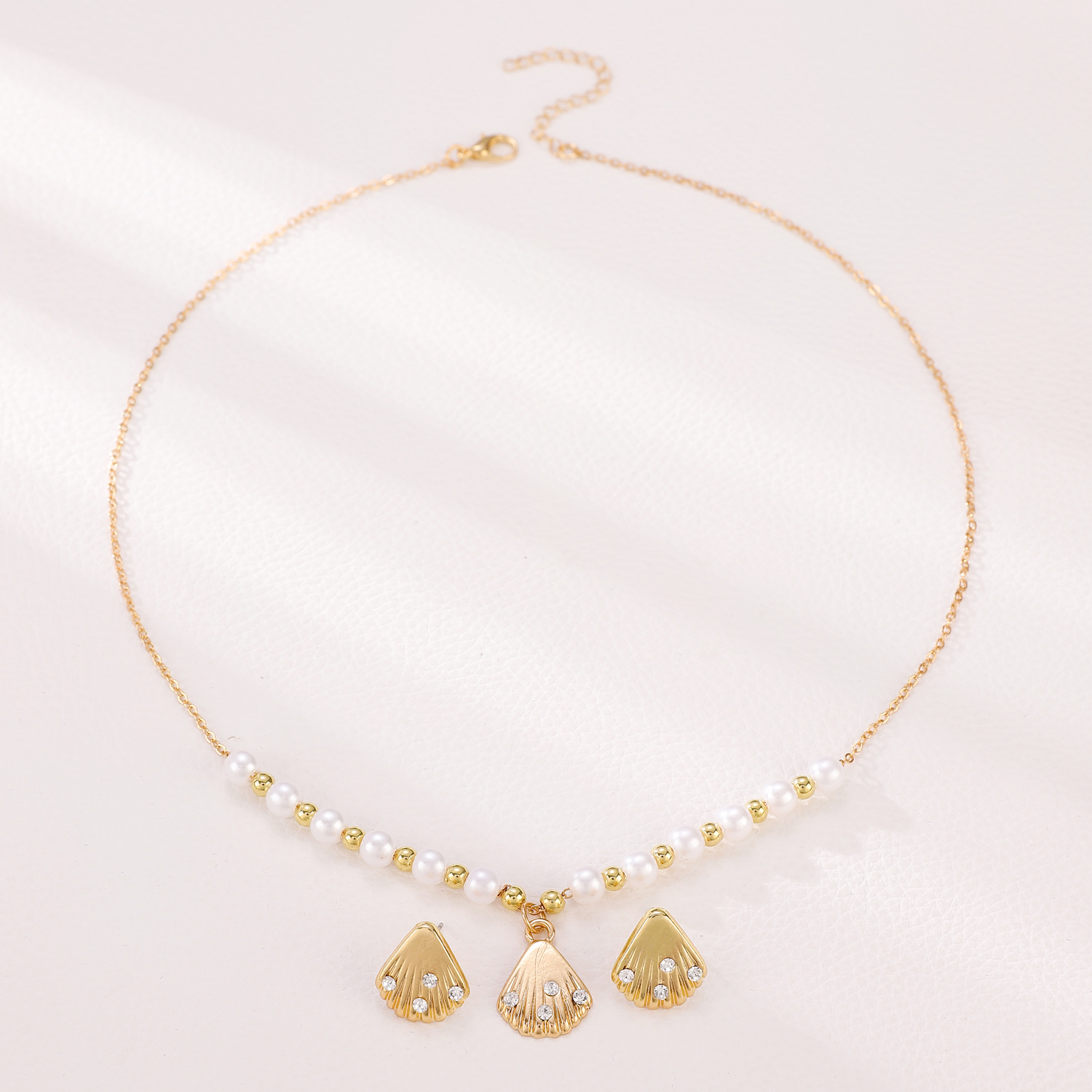French retro shell diamond-encrusted pearl necklace stud set for women, European and American cross-border fashion jewelry set of three pieces Application Scenario