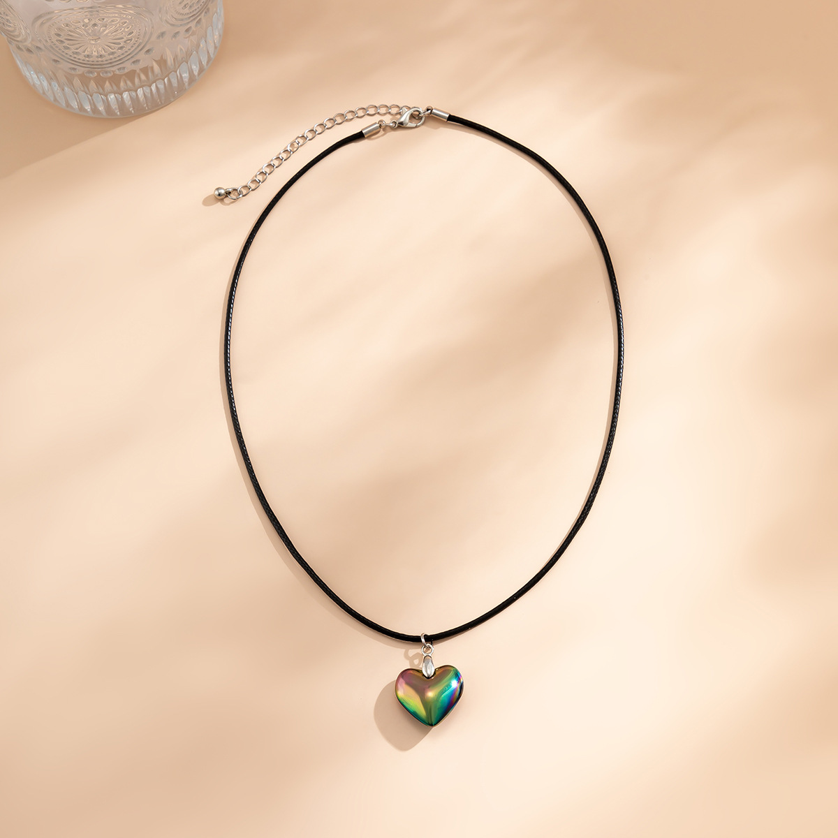 European and American cross-border jewelry, creative and simple heart-shaped pendant, versatile collarbone chain, personalized wax thread, cold style necklace for women Application Scenario