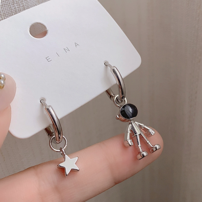 Korean retro and unique asymmetrical star astronaut earrings, cold and fashionable hip-hop stud earrings and earrings wholesale full figure
