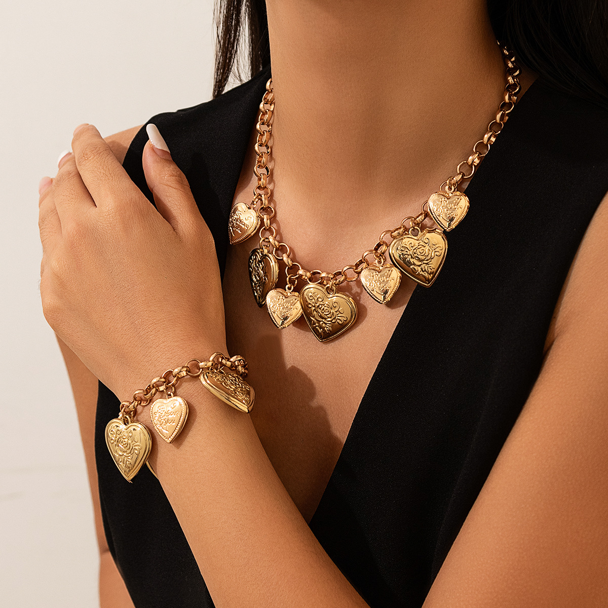 New style of European and American cross-border jewelry, retro heart-shaped alloy OT chain necklace, exaggerated BL iron chain collarbone chain set Specification drawing