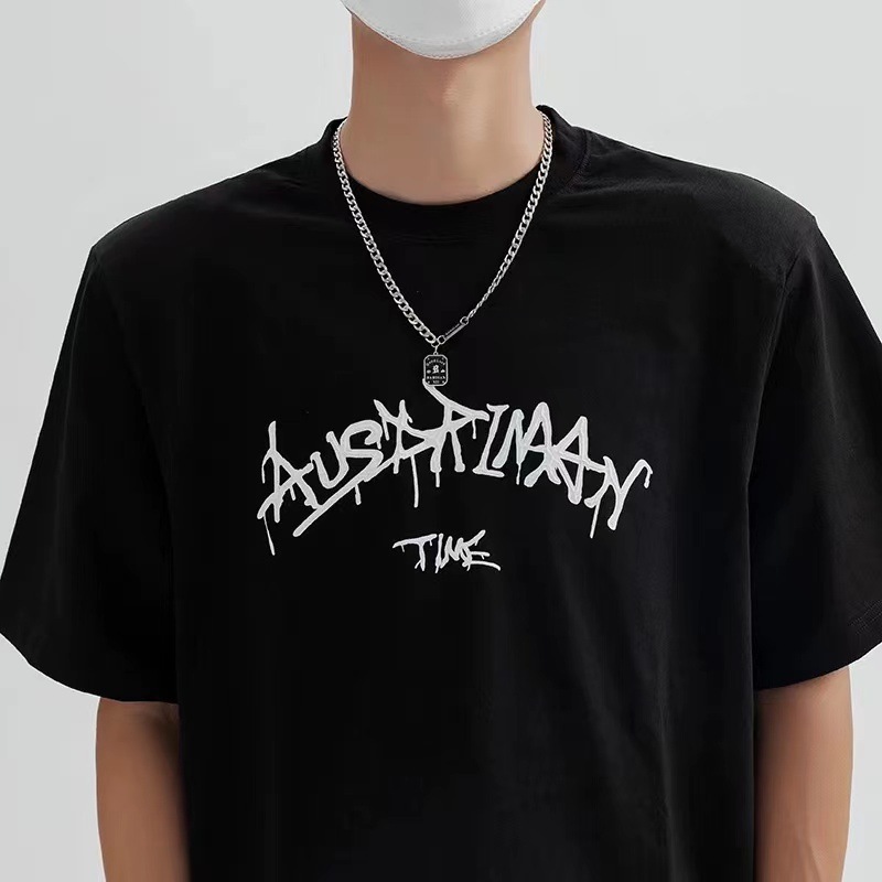 A titanium steel non-fading necklace with a high-end design sense for women, a niche pendant for men, a trendy sweater chain for Instagram hip-hop Application Scenario
