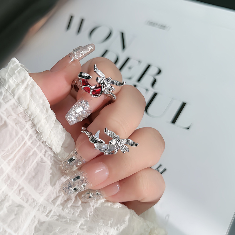 Simple and individual, cold style moon butterfly ring, adjustable for women, sweet, cool, exquisite, versatile, fashionable and niche index finger ring Application Scenario