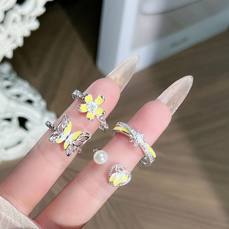 Sweet and cool, unique yellow flower butterfly, exquisite and elegant open ring, cold and elegant French style, gentle and versatile ring details Picture
