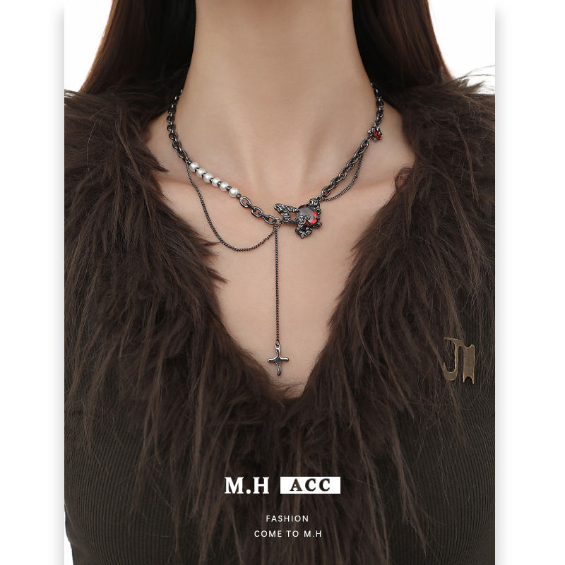 The dark butterfly pearl necklace is a versatile and high-end design for women. The collarbone chain is exquisite and the New Year's ins sweater chain is unique full figure