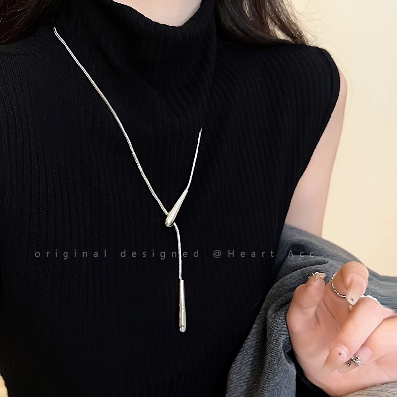 Minimalist and cold style water drop necklace for women's autumn and winter 2024 new long sweater chain with a niche design sense collarbone chain Application Scenario