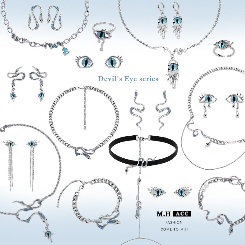 Original Devil's Eye Spirit Snake necklace, versatile and high-end pendant for women, light luxury, retro, sweet and cool style collarbone chain full figure