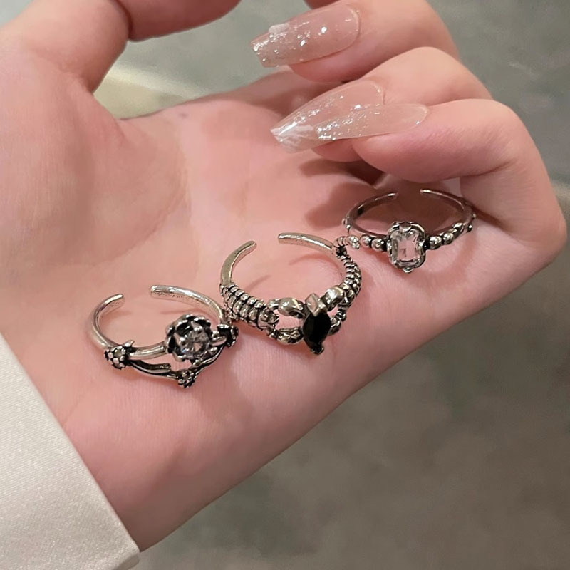 French retro, simple and individual ring, a light luxury and niche design for women, versatile and fashionable. The opening is adjustable and the ring is aged Specification drawing