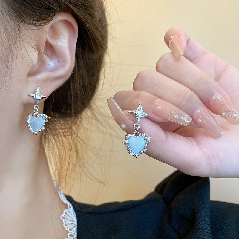 Cold and elegant style, versatile heart-shaped cat's eye stone earrings, a new trendy and high-end design for women in 2023, a popular earpiece details Picture
