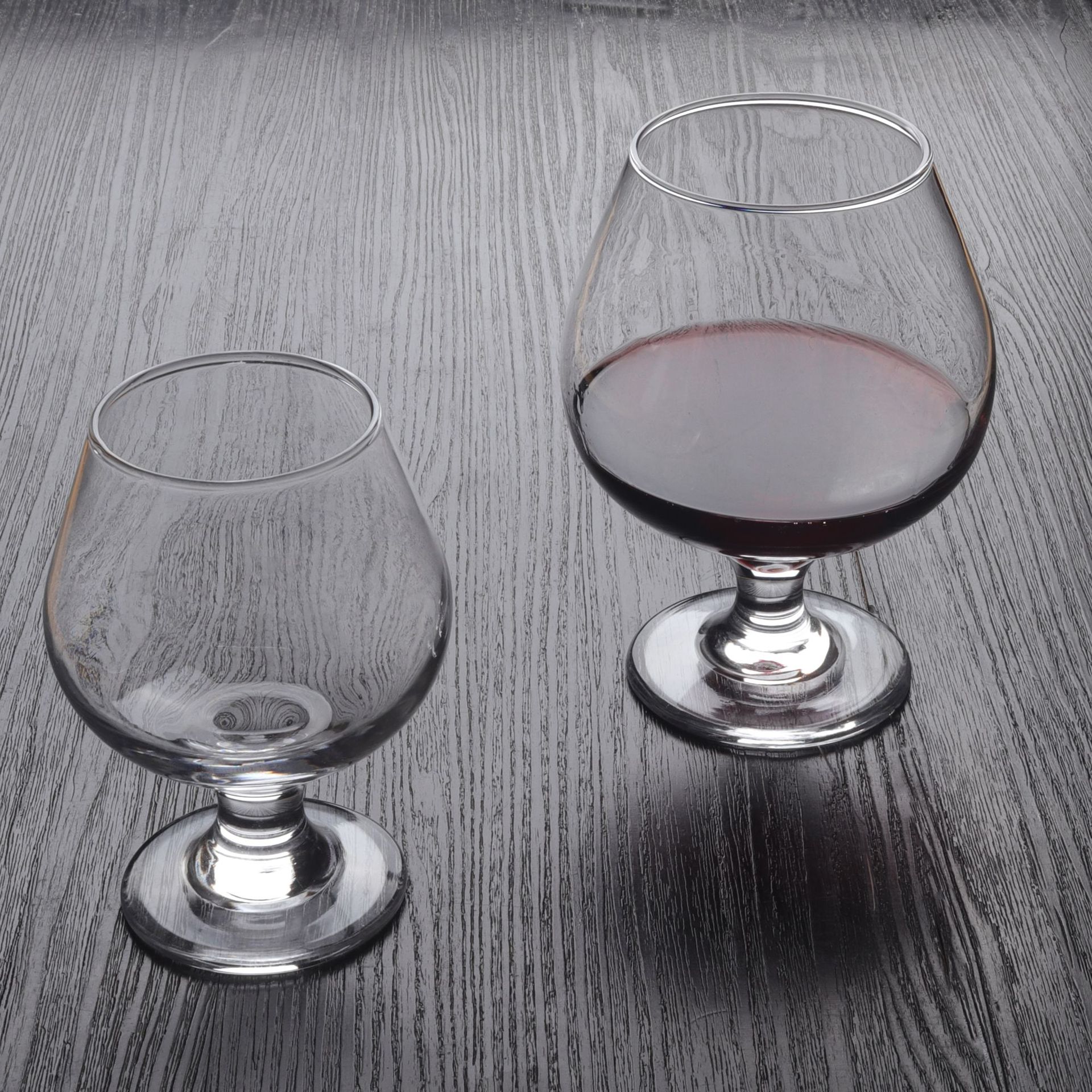 One-piece molded classic brandy wine glasses, foreign wine glasses, family gatherings, colleagues' dinners, wedding celebrations, home beer glasses Specification drawing