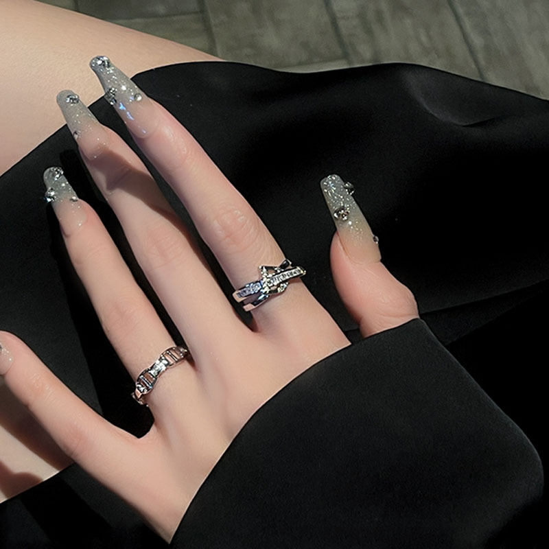 This is a versatile and stylish ring for women. It is a unique and individualistic index finger ring with an adjustable opening. It features a cold and luxurious style with a slight inlay Specification drawing