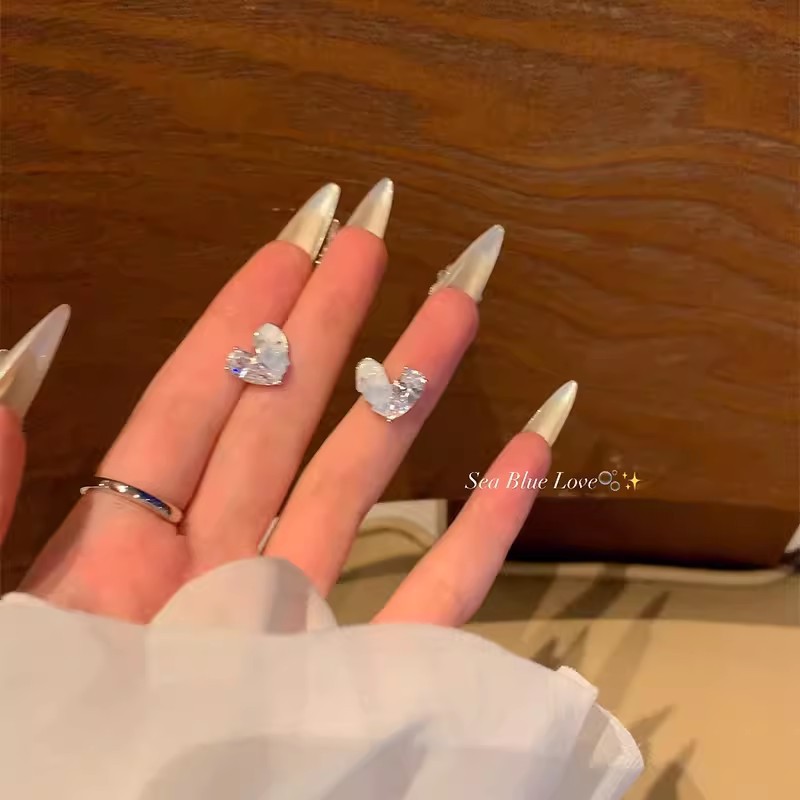 Exquisitely pieced small diamond heart-shaped stud earrings for women, a light luxury, niche and high-end fashion earring, versatile and trendy earrings full figure