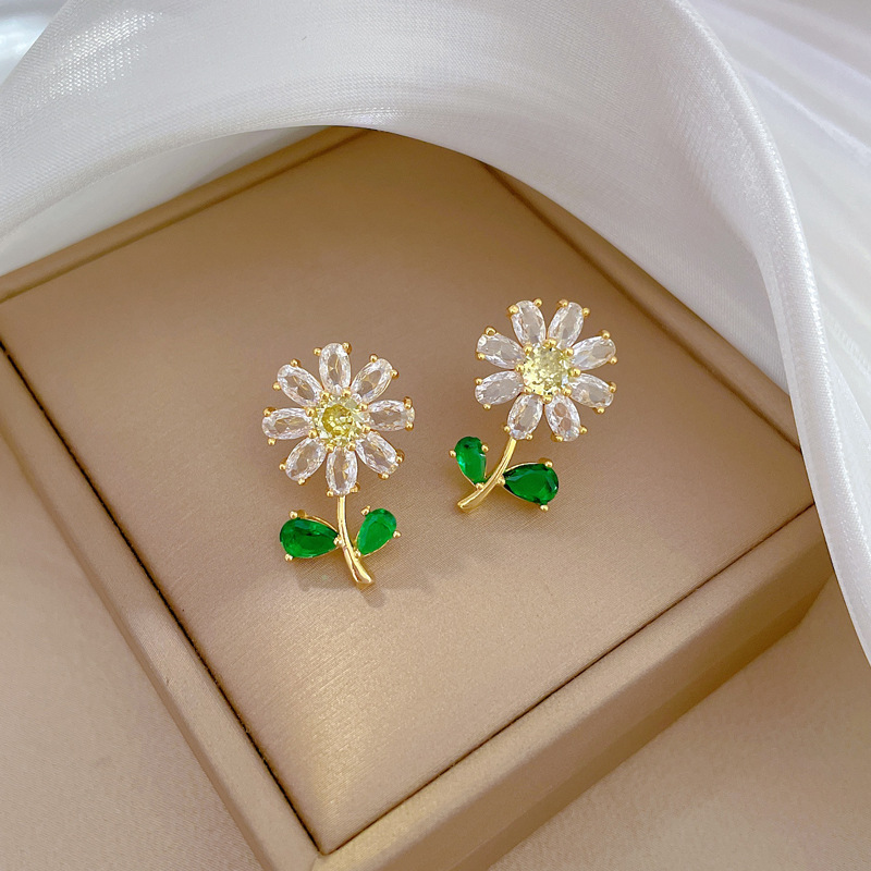 【 Titanium Steel 】 Green Leaf Flower Necklace Earrings Set, Light Luxury, slightly inlaid, personalized and elegant Banquet earrings and Necklaces combination Application Scenario