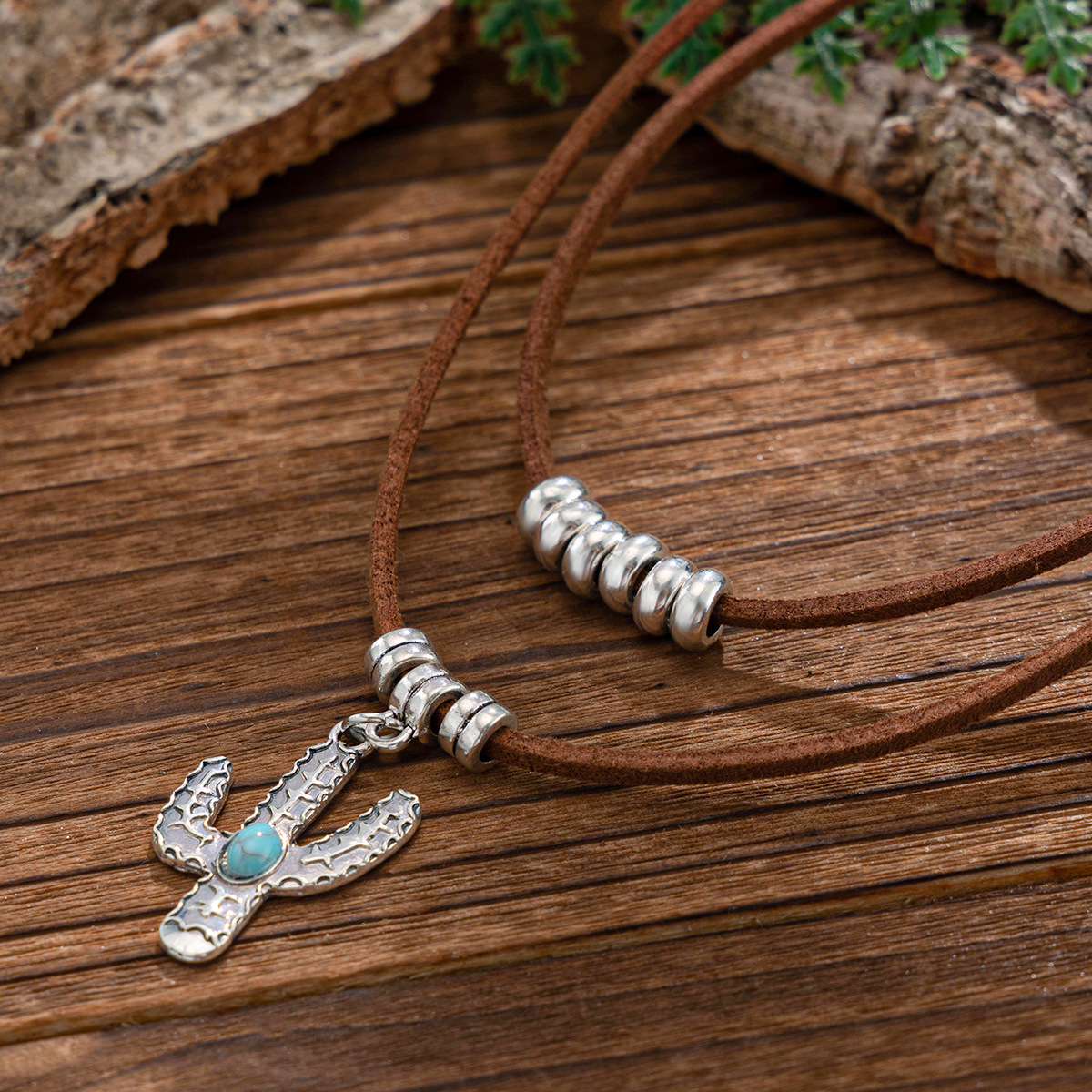 European and American cross-border jewelry, ins-style irregular turquoise necklace set, cactus alloy pendant, necklace and collar Application Scenario