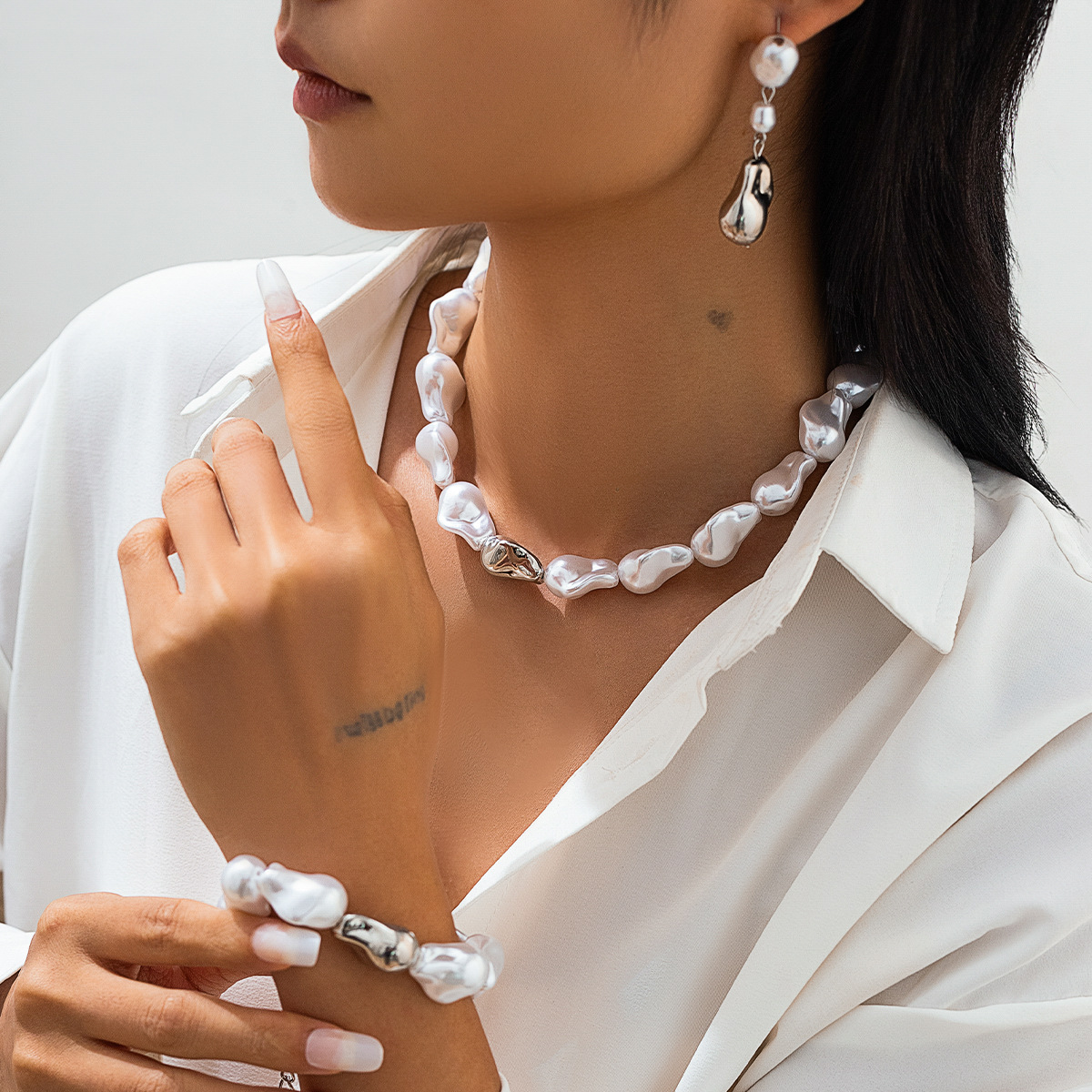 European and American cross-border jewelry, French retro imitation pearl Baroque necklace, simple beaded pendant, tassel collarbone chain full figure