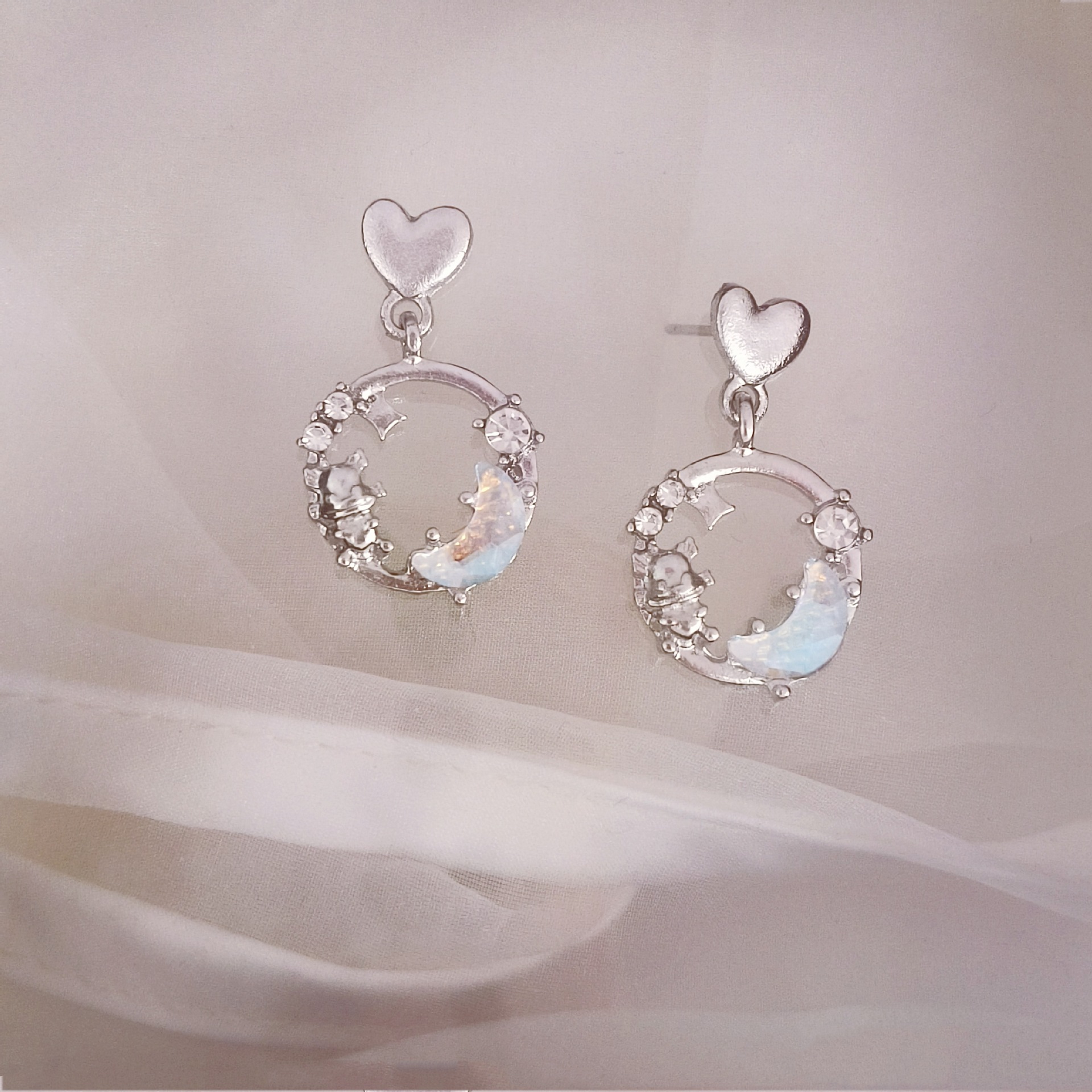 Little Cute Dragon ~ Cartoon cute and versatile dragon heart-shaped stud earrings, ins trendy and stylish design sense earrings Application Scenario