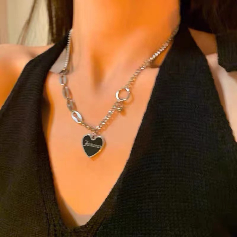 Black heart-shaped letter pendant necklace, a cool female style titanium steel non-fading accessory, an Instagram hip-hop niche collarbone chain full figure