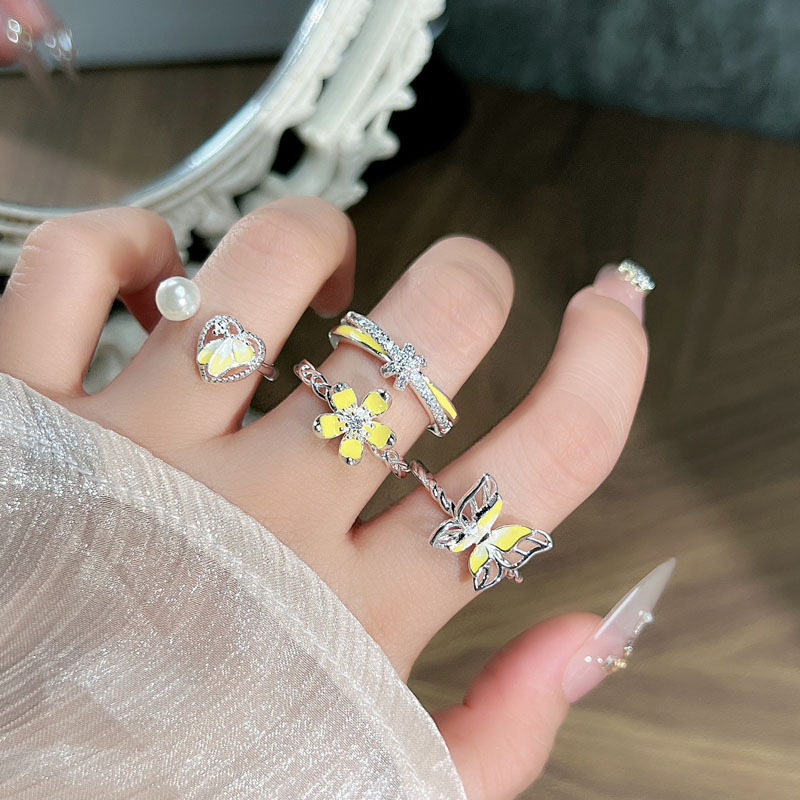 Sweet and cool, unique yellow flower butterfly, exquisite and elegant open ring, cold and elegant French style, gentle and versatile ring full figure