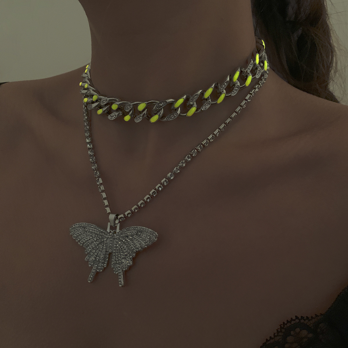 European and American sweet and cool hip-hop micro-inlaid large butterfly Cuban chain necklace, punk street trendsetting night light oil drip claw chain necklace Specification drawing