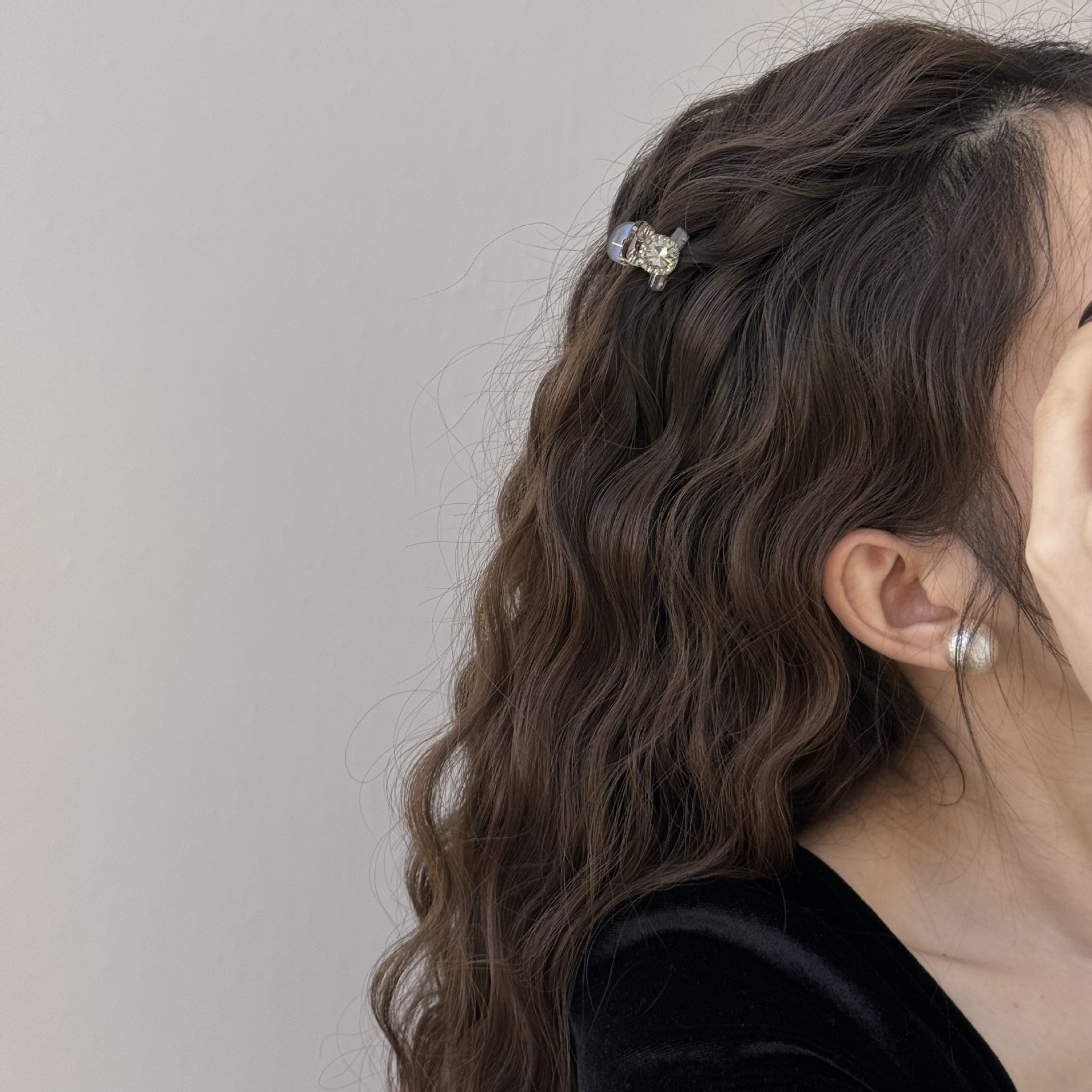 Mini ~ Light luxury exquisite side bangs small grab clip for women's high-end look 2024 new style, less hair volume princess hair clip Application Scenario