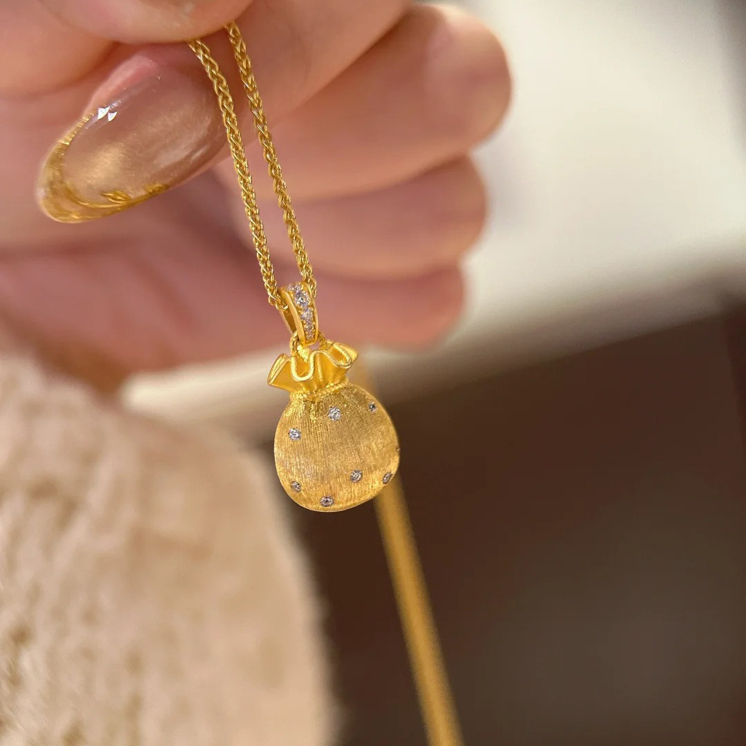 A golden brushed small lucky bag necklace full of good fortune, a new Chinese-style light luxury versatile titanium steel collarbone chain that doesn't fade full figure